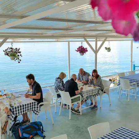 Hotel Oceanic Overview