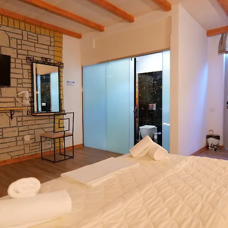 Hotel Oceanic Overview