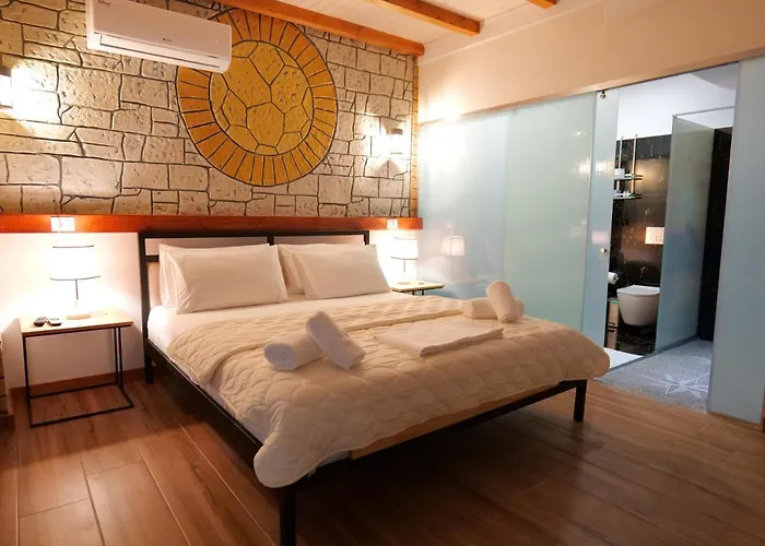 Hotel Oceanic Overview